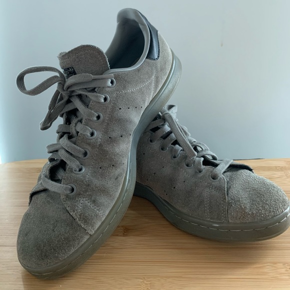 7 Pairs of Adidas Sneakers Size 9.5 main image 8